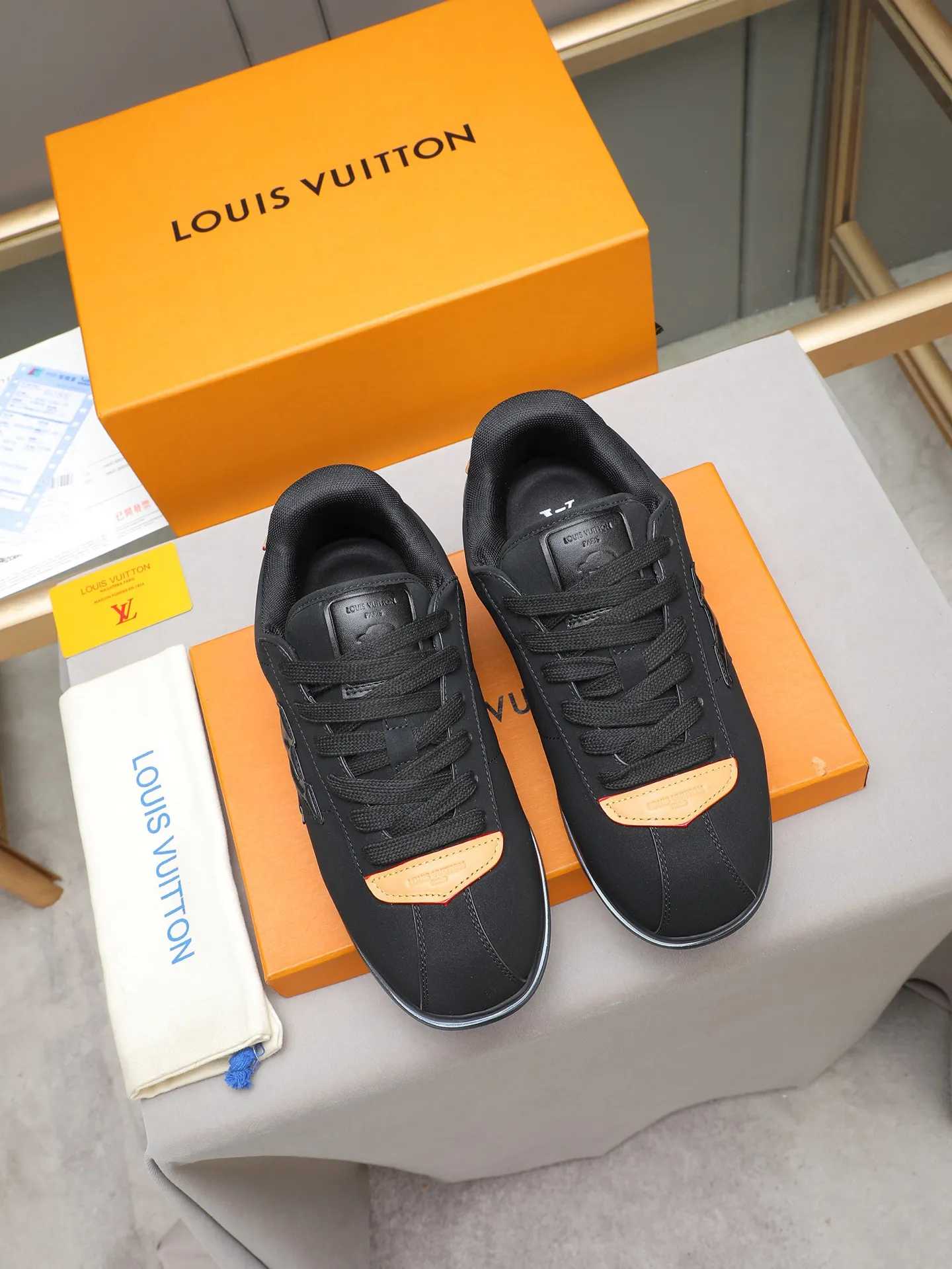 PP560 LV Louis Vuitton L Jialu Brand Runner Tatic Series Thick-soled Casual Sports Shoes Running Shoes Original purchase, development and production This LV Runner Tatic sports shoe combines technical materials such as mesh fabric and ribbons to interpret the inspiration of traditional mountaineering shoes. LV letters are written on one side, the lariat buckle of the quick lacing system is embellished with Monogram flowers and Louis Vuitton logos, and the light and wear-resistant rubber outsole completes the whole. ▪️Fabric: Original imported cowhide + mesh ▪️Inner lining: Original customized breathable mesh ▪️Sole: Original open-molded anti-slip rubber combination material ▪️Size: Men's 38-44 (customized for 45 and 46)